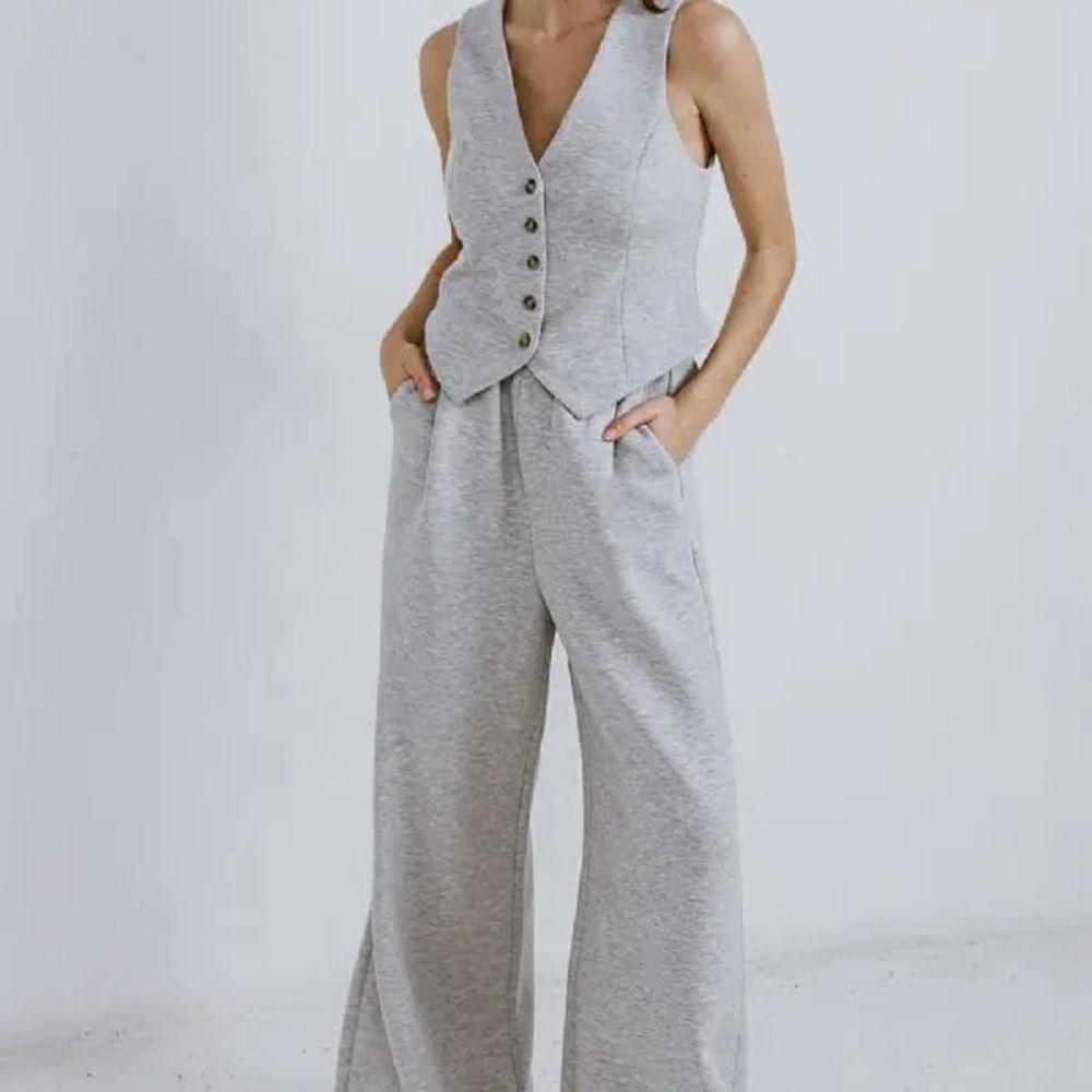 Sophisticated vest with Wide-Leg Silhouette pants.
